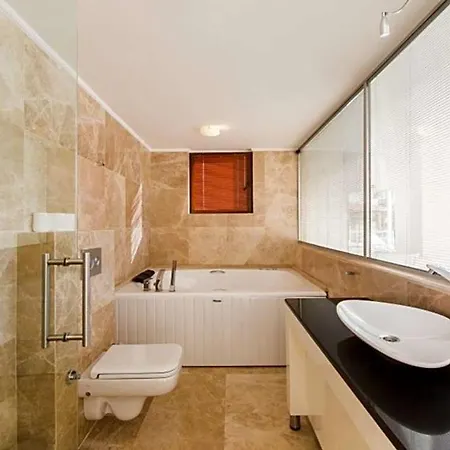 Villa Sleeps 8 Pool Air Con Wifi *